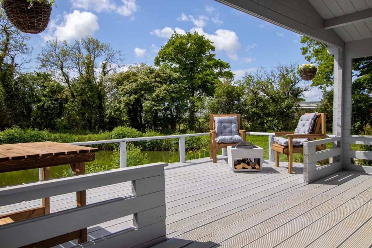 Choller Lake Lodges - Primrose Cabin With Private Hot Tub Arundel Exterior foto